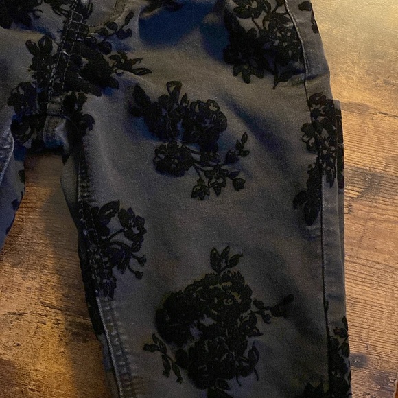 Girls black jeggings with black flowered flocking - Picture 10 of 13